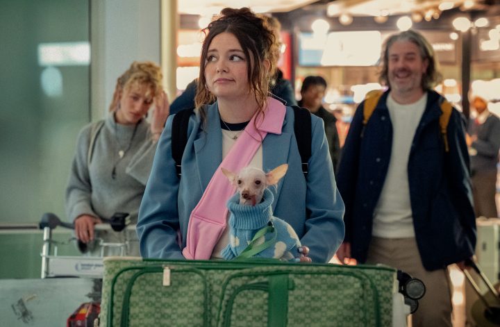 Sucy Pretsch veröffentlicht »Die letzte Show« Sucy Pretsch feiert mit ihrem Debütroman „Die letzte Show“ einen eindrucksvollen Einstieg ins Horror-Genre. Die Geschichte entführt uns in eine dystopische Zukunft, in der die Schweiz zur isolierten Zombie-Zone geworden ist. Im Mittelpunkt steht Randy Rivers, ein gescheiterter Late-Night-Moderator, der alles aufs Spiel setzt und einen Zombie in seine Show einlädt – ein riskanter Schachzug, der ihn in die gefährlich verseuchten Straßen Zürichs führt. Mit fesselnder Spannung, unerwarteten Wendungen und tiefen Einblicken in das, was es bedeutet, menschlich zu sein, wird „Die letzte Show“ zu einem must-read für Horror-Fans. Das Buch kombiniert packende Action mit einer berührenden Geschichte – ein Albtraum, der unter die Haut geht. HIER klicken, um den Horrorroman bei Amazon zu kaufen. » ZU »Sucy Pretsch präsentiert Debütroman »Die letzte Show« » Rezension zu Dr. Mark Beneckes »Aus der Dunkelkammer des Bösen« » »Leichen pflastern seinen Weg« – Rezension zu Adrian Langenscheids neuem Buch » ZU »Booster für Podcasts & True Crime – Teil 1/2« und »Teil 2/2« » ZU DEN KURZGESCHICHTEN