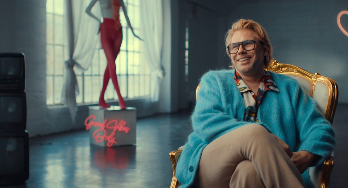 Sucy Pretsch veröffentlicht »Die letzte Show« Sucy Pretsch feiert mit ihrem Debütroman „Die letzte Show“ einen eindrucksvollen Einstieg ins Horror-Genre. Die Geschichte entführt uns in eine dystopische Zukunft, in der die Schweiz zur isolierten Zombie-Zone geworden ist. Im Mittelpunkt steht Randy Rivers, ein gescheiterter Late-Night-Moderator, der alles aufs Spiel setzt und einen Zombie in seine Show einlädt – ein riskanter Schachzug, der ihn in die gefährlich verseuchten Straßen Zürichs führt. Mit fesselnder Spannung, unerwarteten Wendungen und tiefen Einblicken in das, was es bedeutet, menschlich zu sein, wird „Die letzte Show“ zu einem must-read für Horror-Fans. Das Buch kombiniert packende Action mit einer berührenden Geschichte – ein Albtraum, der unter die Haut geht. HIER klicken, um den Horrorroman bei Amazon zu kaufen. » ZU »Sucy Pretsch präsentiert Debütroman »Die letzte Show« » Rezension zu Dr. Mark Beneckes »Aus der Dunkelkammer des Bösen« » »Leichen pflastern seinen Weg« – Rezension zu Adrian Langenscheids neuem Buch » ZU »Booster für Podcasts & True Crime – Teil 1/2« und »Teil 2/2« » ZU DEN KURZGESCHICHTEN