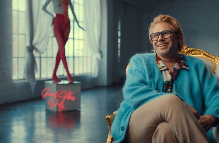 Sucy Pretsch veröffentlicht »Die letzte Show« Sucy Pretsch feiert mit ihrem Debütroman „Die letzte Show“ einen eindrucksvollen Einstieg ins Horror-Genre. Die Geschichte entführt uns in eine dystopische Zukunft, in der die Schweiz zur isolierten Zombie-Zone geworden ist. Im Mittelpunkt steht Randy Rivers, ein gescheiterter Late-Night-Moderator, der alles aufs Spiel setzt und einen Zombie in seine Show einlädt – ein riskanter Schachzug, der ihn in die gefährlich verseuchten Straßen Zürichs führt. Mit fesselnder Spannung, unerwarteten Wendungen und tiefen Einblicken in das, was es bedeutet, menschlich zu sein, wird „Die letzte Show“ zu einem must-read für Horror-Fans. Das Buch kombiniert packende Action mit einer berührenden Geschichte – ein Albtraum, der unter die Haut geht. HIER klicken, um den Horrorroman bei Amazon zu kaufen. » ZU »Sucy Pretsch präsentiert Debütroman »Die letzte Show« » Rezension zu Dr. Mark Beneckes »Aus der Dunkelkammer des Bösen« » »Leichen pflastern seinen Weg« – Rezension zu Adrian Langenscheids neuem Buch » ZU »Booster für Podcasts & True Crime – Teil 1/2« und »Teil 2/2« » ZU DEN KURZGESCHICHTEN