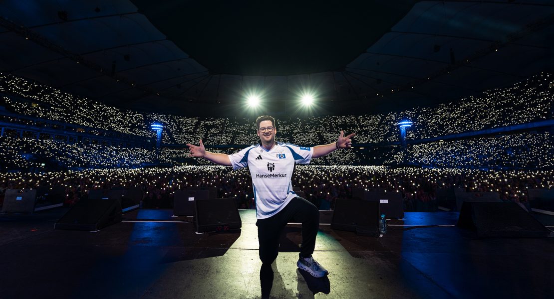 +++ Da lacht das volle Volksparkstadion und ProSieben lacht mit +++ Bei Chris Talls Soloprogramm „LAUGH STORIES“ +++