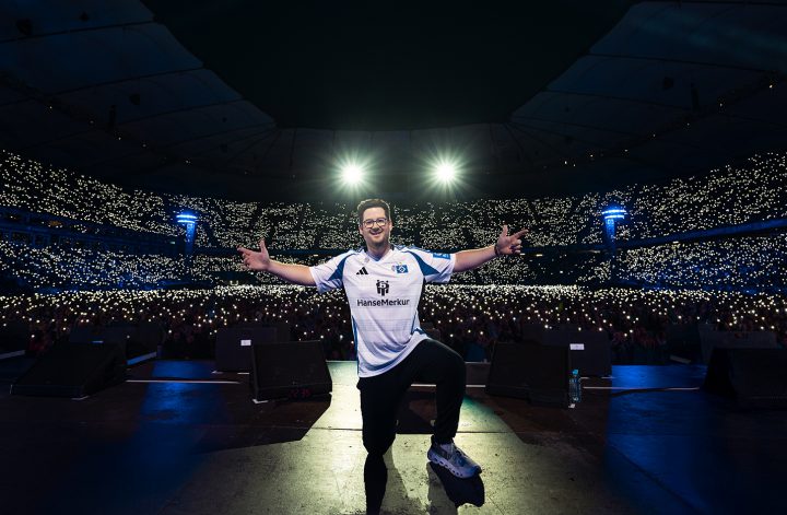 +++ Da lacht das volle Volksparkstadion und ProSieben lacht mit +++ Bei Chris Talls Soloprogramm „LAUGH STORIES“ +++