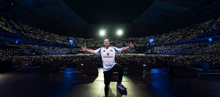 +++ Da lacht das volle Volksparkstadion und ProSieben lacht mit +++ Bei Chris Talls Soloprogramm „LAUGH STORIES“ +++