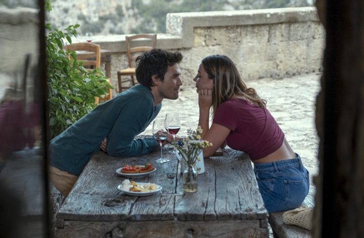 Die Geschichte folgt Heather auf ihrer letzten Europa-Reise. Vor dem Start ins geplante Leben sucht sie Freiheit. In Paris trifft sie Jack, geheimnisvoll und charismatisch. Aus einem Moment wird eine Reise durch Städte und Gefühle. Die Liebe stellt alles in Frage. Doch Geheimnisse belasten die frische Beziehung. Entscheidungen werden unausweichlich. Heather steht vor einer Weggabelung ihres Lebens. Bleibt sie beim Plan oder folgt sie dem Gefühl? Diese Adaption setzt auf Sommer, Sehnsucht und zweite Chancen.