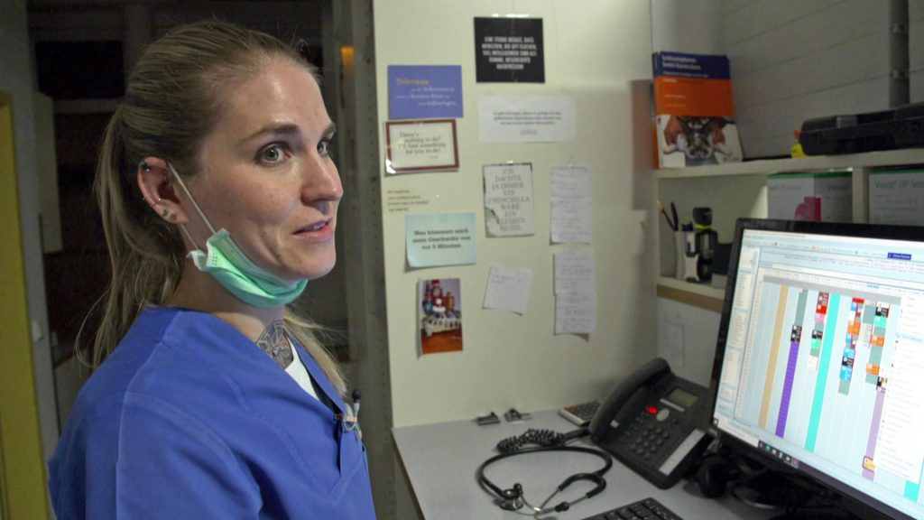 +++ Polizisten, Schiffsführer, Tierärzte und Soldaten bei ihrer Nachtschicht +++ „Deutschland bei Nacht – Schuften statt schlafen“ +++ Sucy Pretsch