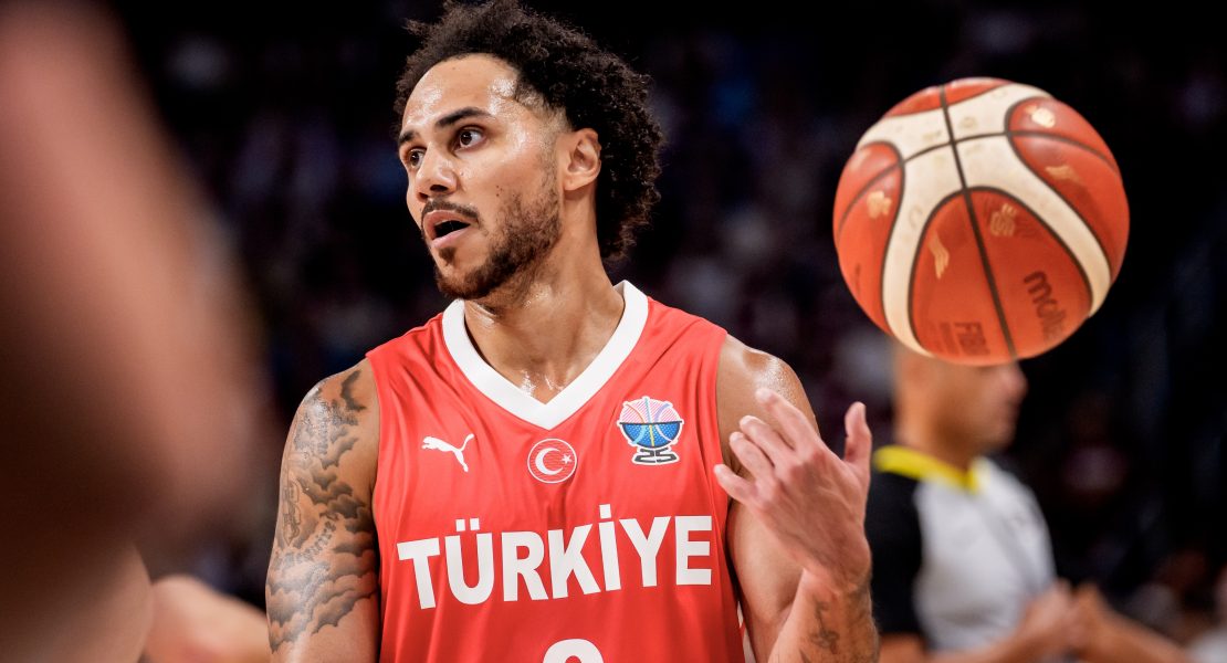 Die Basketball-EM 2025 elektrisiert die Fans. Weltmeister Deutschland hat Finnland im Halbfinale klar mit 98:86 besiegt. Bis zu 2,93 Millionen Zuschauer sahen den Erfolg im Free-TV. Kapitän Dennis Schröder glänzte, die Quoten waren herausragend. Ab 15:30 Uhr erreichte die Übertragung Marktanteile von fast 24 Prozent bei den 14- bis 59-Jährigen. In der werberelevanten Zielgruppe 14–49 waren es sogar über 30 Prozent. Im Schnitt schauten 1,93 Millionen Menschen trotz früher Uhrzeit zu. RTL dominierte den Freitag deutlich. Am Sonntag steht das große Finale an. Deutschland trifft auf die Türkei. Ab 19:05 Uhr zeigt RTL die Partie live, erstmals seit 20 Jahren steht ein deutsches Team wieder im EM-Endspiel. Parallel läuft ab 18:15 Uhr bei NITRO NFL – mit dem Rematch Eagles gegen Chiefs. Das EM-Finale wird in Lettland ausgetragen. MagentaSport und MagentaTV zeigen die Partie ebenfalls kostenlos. Auch RTL+ streamt das Spiel. Los geht’s am 14. September um 20 Uhr. Stimmen vor dem Spiel Bundestrainer Alan Ibrahimagic warnt: „Die Türkei ist ein starker Gegner. Wir müssen physisch dagegenhalten.“ Er weiß, dass die Türken mit zwei großen Spielern agieren, und kündigt Anpassungen an. Dennis Schröder betont: „Ins Finale zu kommen, ist das beste Gefühl. Jetzt wollen wir Gold.“ Die Türkei kehrt nach 24 Jahren in ein EM-Finale zurück. Trainer Ergin Ataman zeigt sich selbstbewusst: „Wir haben Respekt, aber ich glaube, mein Team ist besser. Wir sind bereit zu gewinnen.“ Auch Kapitän Cedi Osman lobt die Deutschen: „Sie haben großartige Spieler wie Franz Wagner oder Daniel Theis.“ Gleichzeitig betont er die eigene Stärke: „Wir haben gezeigt, dass wir mithalten können.“ Im Halbfinale hatte die Türkei Griechenland klar mit 94:68 besiegt. Beide Teams sind im Turnier ungeschlagen. Schon im Supercup in München trafen sie aufeinander. Damals siegte Deutschland knapp mit 73:71. Am Sonntag entscheidet sich, wer sich Europas Krone aufsetzt – Deutschland oder die Türkei.