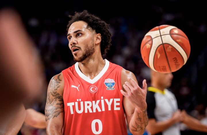 Die Basketball-EM 2025 elektrisiert die Fans. Weltmeister Deutschland hat Finnland im Halbfinale klar mit 98:86 besiegt. Bis zu 2,93 Millionen Zuschauer sahen den Erfolg im Free-TV. Kapitän Dennis Schröder glänzte, die Quoten waren herausragend. Ab 15:30 Uhr erreichte die Übertragung Marktanteile von fast 24 Prozent bei den 14- bis 59-Jährigen. In der werberelevanten Zielgruppe 14–49 waren es sogar über 30 Prozent. Im Schnitt schauten 1,93 Millionen Menschen trotz früher Uhrzeit zu. RTL dominierte den Freitag deutlich. Am Sonntag steht das große Finale an. Deutschland trifft auf die Türkei. Ab 19:05 Uhr zeigt RTL die Partie live, erstmals seit 20 Jahren steht ein deutsches Team wieder im EM-Endspiel. Parallel läuft ab 18:15 Uhr bei NITRO NFL – mit dem Rematch Eagles gegen Chiefs. Das EM-Finale wird in Lettland ausgetragen. MagentaSport und MagentaTV zeigen die Partie ebenfalls kostenlos. Auch RTL+ streamt das Spiel. Los geht’s am 14. September um 20 Uhr. Stimmen vor dem Spiel Bundestrainer Alan Ibrahimagic warnt: „Die Türkei ist ein starker Gegner. Wir müssen physisch dagegenhalten.“ Er weiß, dass die Türken mit zwei großen Spielern agieren, und kündigt Anpassungen an. Dennis Schröder betont: „Ins Finale zu kommen, ist das beste Gefühl. Jetzt wollen wir Gold.“ Die Türkei kehrt nach 24 Jahren in ein EM-Finale zurück. Trainer Ergin Ataman zeigt sich selbstbewusst: „Wir haben Respekt, aber ich glaube, mein Team ist besser. Wir sind bereit zu gewinnen.“ Auch Kapitän Cedi Osman lobt die Deutschen: „Sie haben großartige Spieler wie Franz Wagner oder Daniel Theis.“ Gleichzeitig betont er die eigene Stärke: „Wir haben gezeigt, dass wir mithalten können.“ Im Halbfinale hatte die Türkei Griechenland klar mit 94:68 besiegt. Beide Teams sind im Turnier ungeschlagen. Schon im Supercup in München trafen sie aufeinander. Damals siegte Deutschland knapp mit 73:71. Am Sonntag entscheidet sich, wer sich Europas Krone aufsetzt – Deutschland oder die Türkei.