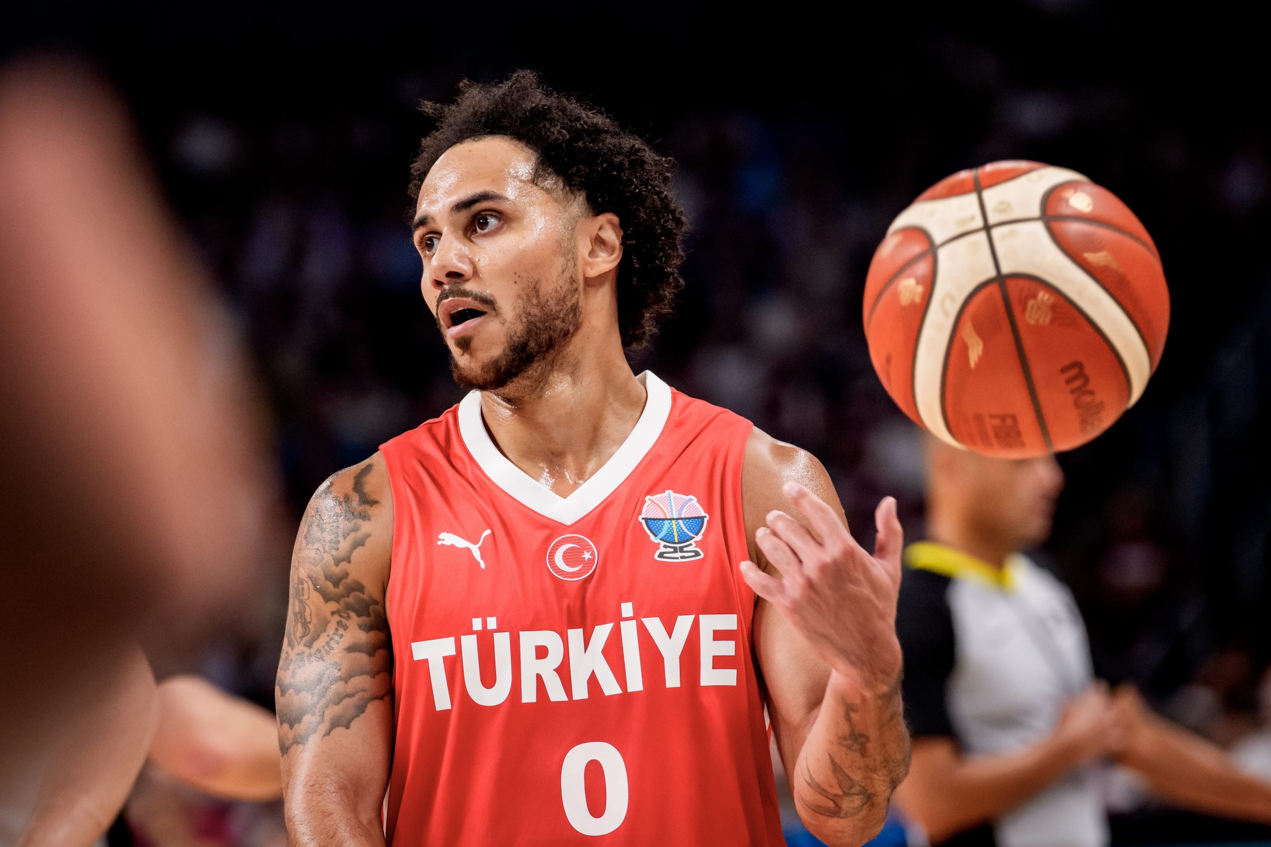 Die Basketball-EM 2025 elektrisiert die Fans. Weltmeister Deutschland hat Finnland im Halbfinale klar mit 98:86 besiegt. Bis zu 2,93 Millionen Zuschauer sahen den Erfolg im Free-TV. Kapitän Dennis Schröder glänzte, die Quoten waren herausragend. Ab 15:30 Uhr erreichte die Übertragung Marktanteile von fast 24 Prozent bei den 14- bis 59-Jährigen. In der werberelevanten Zielgruppe 14–49 waren es sogar über 30 Prozent. Im Schnitt schauten 1,93 Millionen Menschen trotz früher Uhrzeit zu. RTL dominierte den Freitag deutlich. Am Sonntag steht das große Finale an. Deutschland trifft auf die Türkei. Ab 19:05 Uhr zeigt RTL die Partie live, erstmals seit 20 Jahren steht ein deutsches Team wieder im EM-Endspiel. Parallel läuft ab 18:15 Uhr bei NITRO NFL – mit dem Rematch Eagles gegen Chiefs. Das EM-Finale wird in Lettland ausgetragen. MagentaSport und MagentaTV zeigen die Partie ebenfalls kostenlos. Auch RTL+ streamt das Spiel. Los geht’s am 14. September um 20 Uhr. Stimmen vor dem Spiel Bundestrainer Alan Ibrahimagic warnt: „Die Türkei ist ein starker Gegner. Wir müssen physisch dagegenhalten.“ Er weiß, dass die Türken mit zwei großen Spielern agieren, und kündigt Anpassungen an. Dennis Schröder betont: „Ins Finale zu kommen, ist das beste Gefühl. Jetzt wollen wir Gold.“ Die Türkei kehrt nach 24 Jahren in ein EM-Finale zurück. Trainer Ergin Ataman zeigt sich selbstbewusst: „Wir haben Respekt, aber ich glaube, mein Team ist besser. Wir sind bereit zu gewinnen.“ Auch Kapitän Cedi Osman lobt die Deutschen: „Sie haben großartige Spieler wie Franz Wagner oder Daniel Theis.“ Gleichzeitig betont er die eigene Stärke: „Wir haben gezeigt, dass wir mithalten können.“ Im Halbfinale hatte die Türkei Griechenland klar mit 94:68 besiegt. Beide Teams sind im Turnier ungeschlagen. Schon im Supercup in München trafen sie aufeinander. Damals siegte Deutschland knapp mit 73:71. Am Sonntag entscheidet sich, wer sich Europas Krone aufsetzt – Deutschland oder die Türkei.
