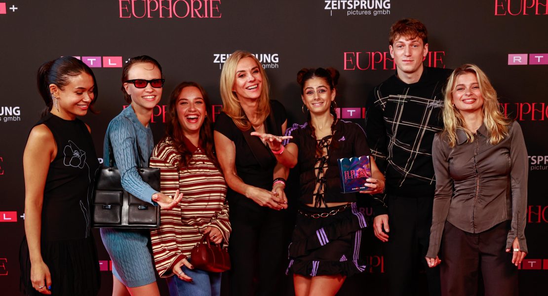 Die neue RTL+ Coming-of-Age-Serie „Euphorie“ startet am 2. Oktober 2025 mit allen acht Folgen zum Streamen. Die Geschichte folgt der 16-jährigen Mila, die nach einem schweren Erlebnis in der Jugendpsychiatrie zurückkehrt und sich in einem emotionalen Dreiecksverhältnis wiederfindet. Mit prominenten Gastauftritten zeigt die Serie authentisch die Herausforderungen und Gefühle des Erwachsenwerdens.