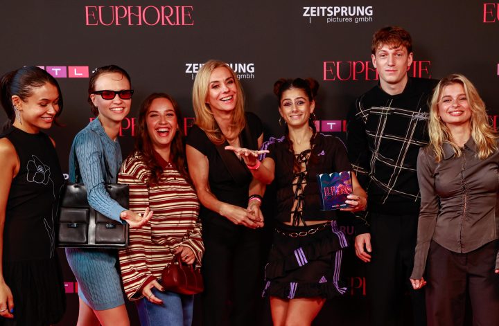 Die neue RTL+ Coming-of-Age-Serie „Euphorie“ startet am 2. Oktober 2025 mit allen acht Folgen zum Streamen. Die Geschichte folgt der 16-jährigen Mila, die nach einem schweren Erlebnis in der Jugendpsychiatrie zurückkehrt und sich in einem emotionalen Dreiecksverhältnis wiederfindet. Mit prominenten Gastauftritten zeigt die Serie authentisch die Herausforderungen und Gefühle des Erwachsenwerdens.