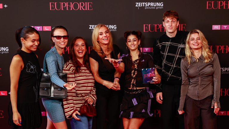 Die neue RTL+ Coming-of-Age-Serie „Euphorie“ startet am 2. Oktober 2025 mit allen acht Folgen zum Streamen. Die Geschichte folgt der 16-jährigen Mila, die nach einem schweren Erlebnis in der Jugendpsychiatrie zurückkehrt und sich in einem emotionalen Dreiecksverhältnis wiederfindet. Mit prominenten Gastauftritten zeigt die Serie authentisch die Herausforderungen und Gefühle des Erwachsenwerdens.