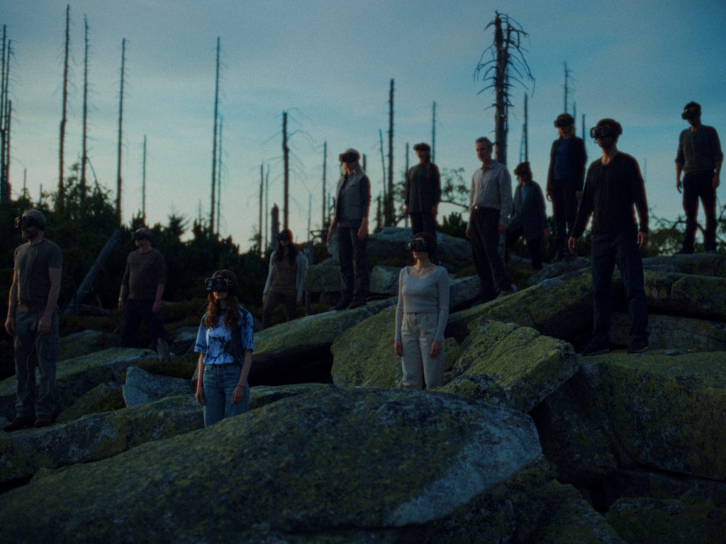 Sucy Pretsch veröffentlicht »Die letzte Show«
Sucy Pretsch feiert mit ihrem Debütroman „Die letzte Show“ einen eindrucksvollen Einstieg ins Horror-Genre. Die Geschichte entführt uns in eine dystopische Zukunft. Die Schweiz ist eine isolierte Zombie-Zone. Im Mittelpunkt steht Randy Rivers. Er ist ein gescheiterter Late-Night-Moderator. Er setzt alles aufs Spiel und lädt einen Zombie in seine Show ein. Ein riskanter Schachzug, der ihn in die gefährlich verseuchten Straßen Zürichs führt.
Mit fesselnder Spannung, unerwarteten Wendungen und tiefen Einblicken in das, was es bedeutet, menschlich zu sein, ist „Die letzte Show“ zu einem must-read für Horror-Fans. Das Buch kombiniert packende Action mit einer berührenden Geschichte – ein Albtraum, der unter die Haut geht.
HIER klicken, um den Horrorroman bei Amazon zu kaufen.
» ZU »Sucy Pretsch präsentiert Debütroman »Die letzte Show«
» Rezension zu Dr. Mark Beneckes »Aus der Dunkelkammer des Bösen«
» »Leichen pflastern seinen Weg« – Rezension zu Adrian Langenscheids neuem Buch
» ZU »Booster für Podcasts & True Crime – Teil 1/2« und »Teil 2/2«
» ZU DEN KURZGESCHICHTEN