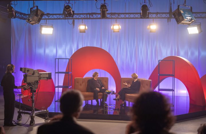 Im Herbst und Winter 2025/26 präsentiert das ZDF viele neue Fiction-Highlights. Im Angebot sind spannende Serien, bewegende Dramen, historische Stoffe, True-Crime und Mystery-Geschichten. Fans erwartet ein vielseitiges Programm: Von „Ku’Damm 77“ über „Take the Money and Run“ bis zu packenden ZDFneoriginals wie „ELIXIR“ und „High Stakes“ ist für jede:n etwas dabei. Das gesamte Highlight-Programm gibt es im ZDF-Stream.