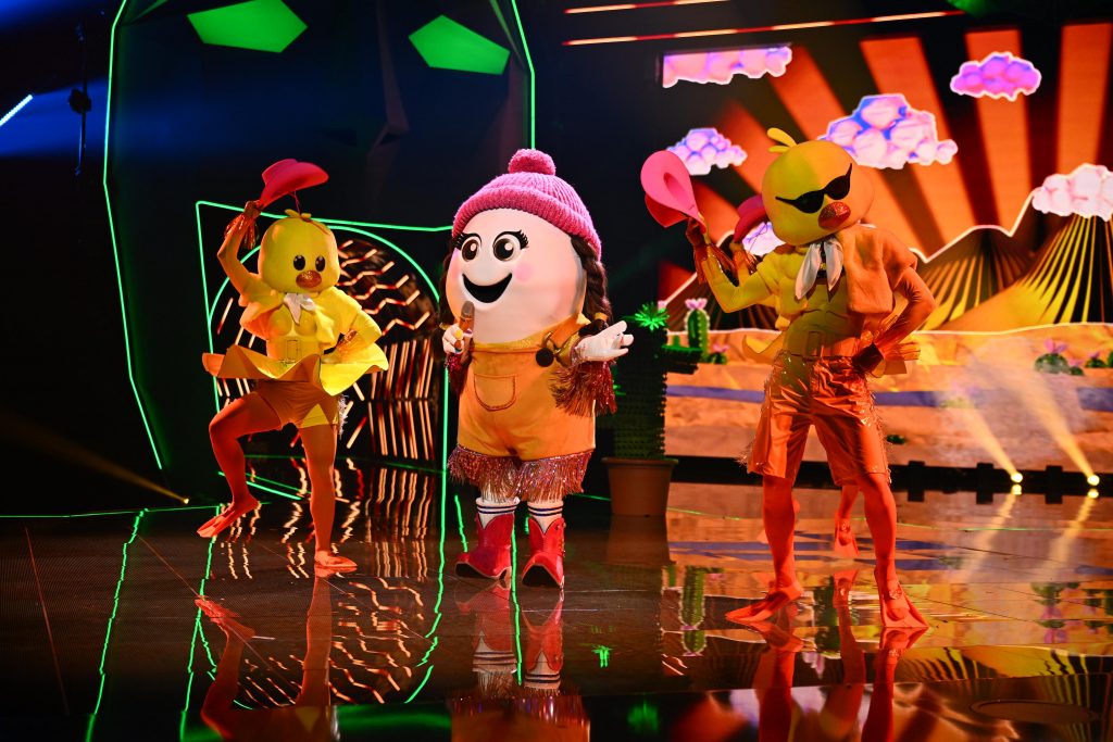 +++ Glänzender Auftakt für das neue Rateteam und spektakuläre Kostüme begeistern die Zuschauer +++ Erste Enthüllung sorgt für Schock im Studio und emotionale Reaktionen +++