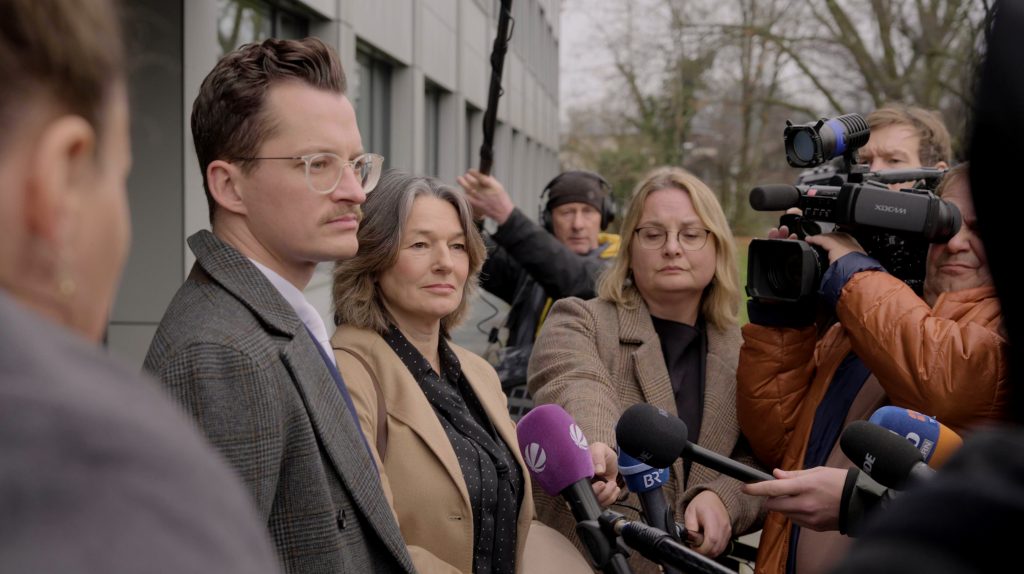 ### Das Wichtigste in Kürze
- 2022 wird die Medizinstudentin Hanna W. in Aschau tot in der Prien gefunden, die Polizei geht von Mord aus.
- Der 20-jährige Jogger Sebastian T. gerät aufgrund vager Zeugenaussagen und einer fixierten SOKO früh ins Visier.
- Trotz fehlender Beweise, fehlender Spuren und widersprechender Gutachten wird er zu neun Jahren Haft verurteilt.
- Der Bundesgerichtshof hebt das Urteil wegen Befangenheit und massiver Fehler auf, im zweiten Prozess erfolgt der Freispruch.
- Sebastian sitzt 945 Tage unschuldig im Gefängnis, ist inzwischen rehabilitiert – der Tod von Hanna W. bleibt ungeklärt.