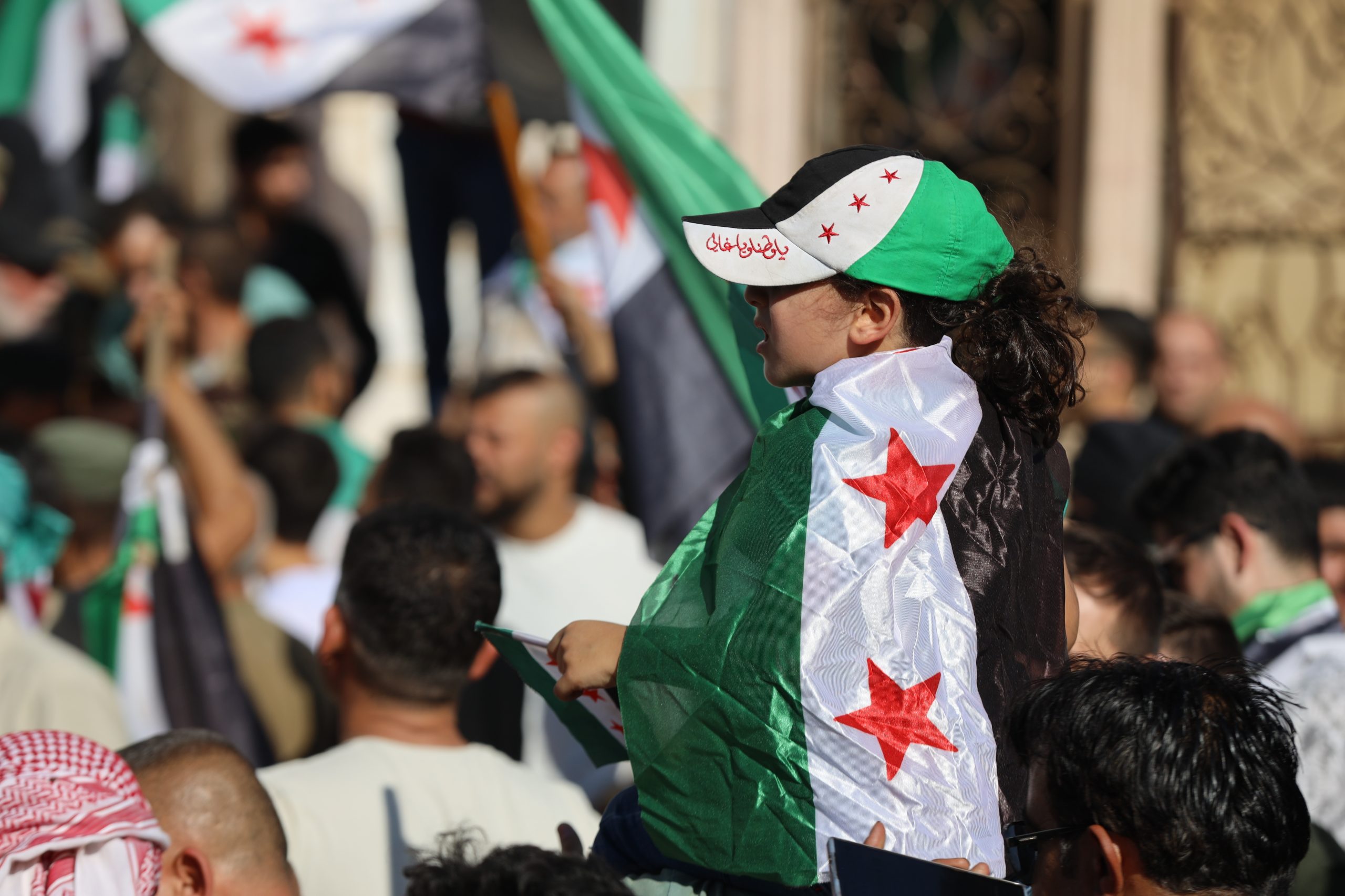 Roter Teppich für Ex-Dschihadisten? Wie Berlin Syriens Übergangspräsidenten hofiert, während auf der Straße demonstriert wird