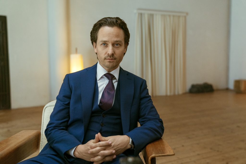 Netflix-Hit »Achtsam morden«: Wie der Bestseller jetzt als Crime-Comedy-Serie durchstartet