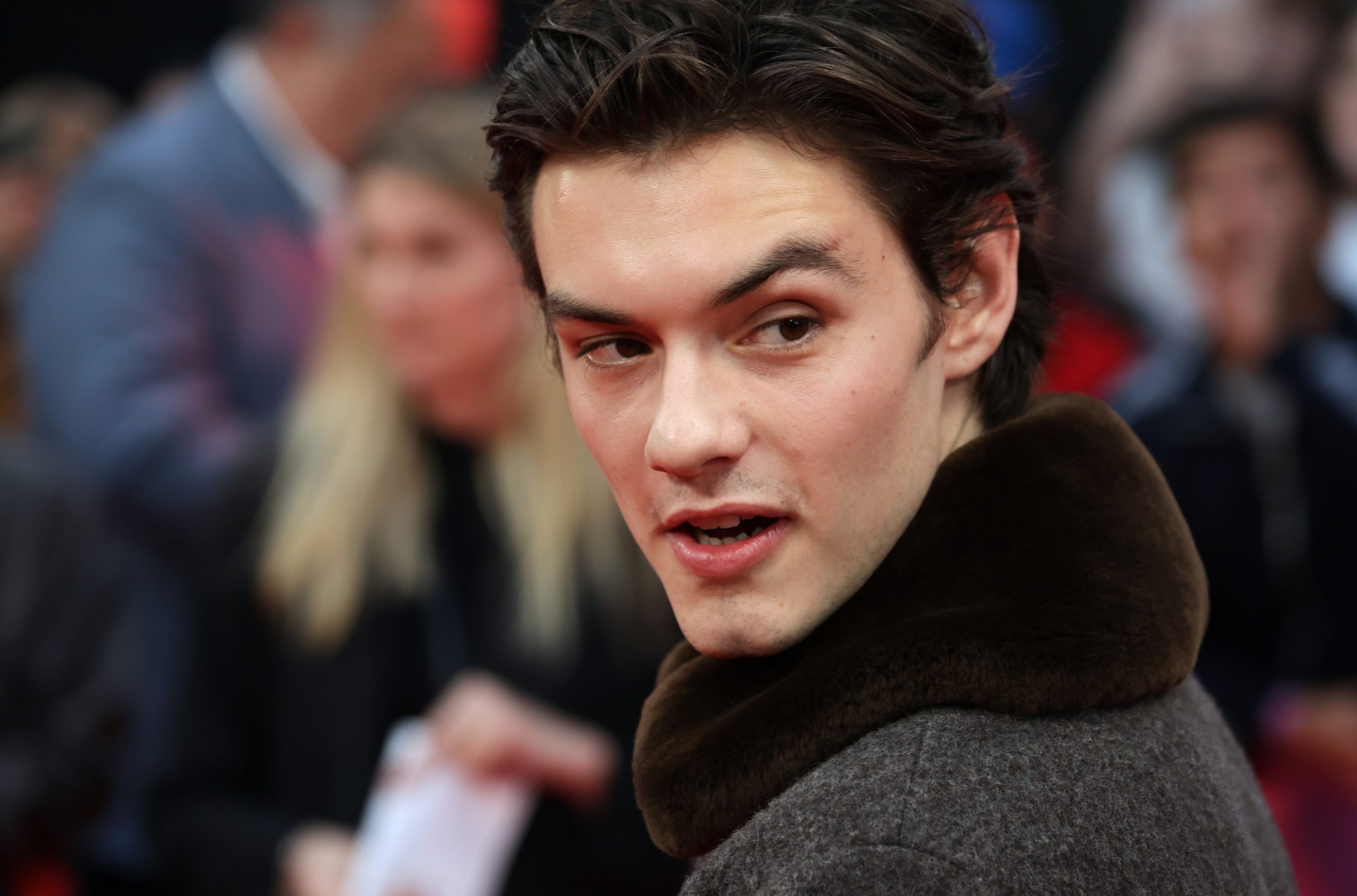 Jüngster Bond aller Zeiten? So reagiert Netflix-Star Louis Partridge auf die 007-Gerüchte
