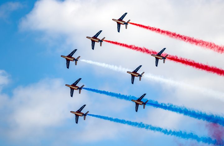 Frankreichs Nationalfeiertag 2026: Tradition trifft Kriegsrealität – Triumphbögen, Trikolore & Kampfjets