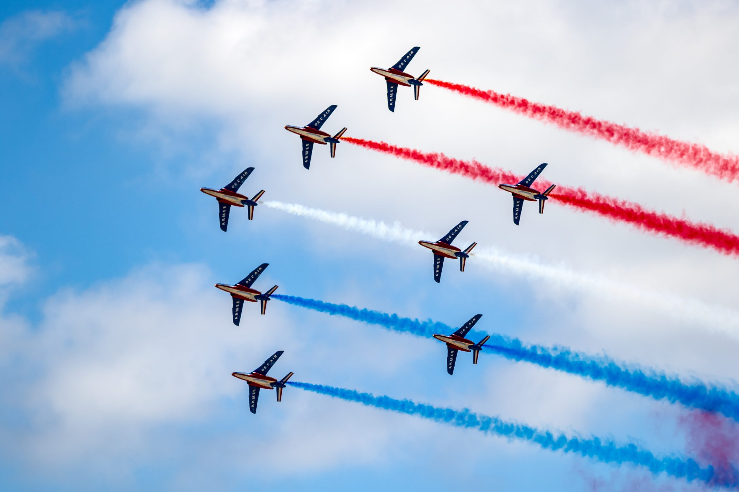 Frankreichs Nationalfeiertag 2026: Tradition trifft Kriegsrealität – Triumphbögen, Trikolore & Kampfjets