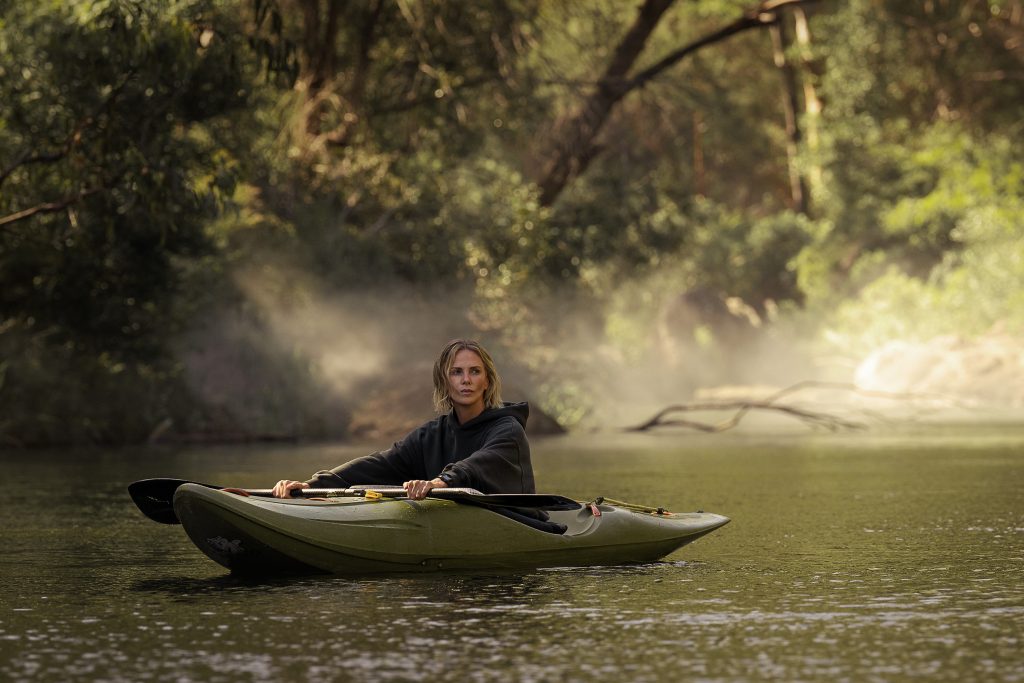 Charlize Theron kämpft sich in „Apex“ durch die australische Wildnis – gegen die Langeweile kommt allerdings auch sie nicht an.