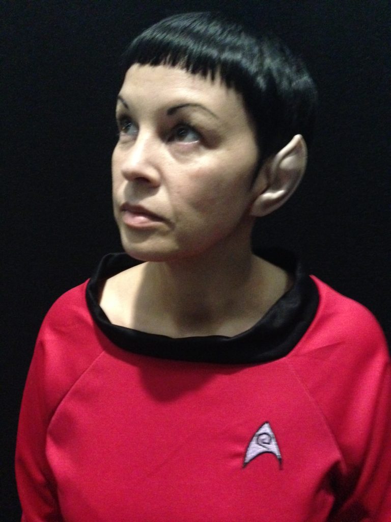 Sucy Pretsch als Vulkanierin bei der „Destination Star Trek Germany“ 2014 auf der Messe Frankfurt.
