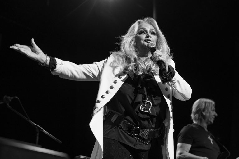 Bonnie Tyler: Bewegender Abschied – Fans singen ihren größten Hit