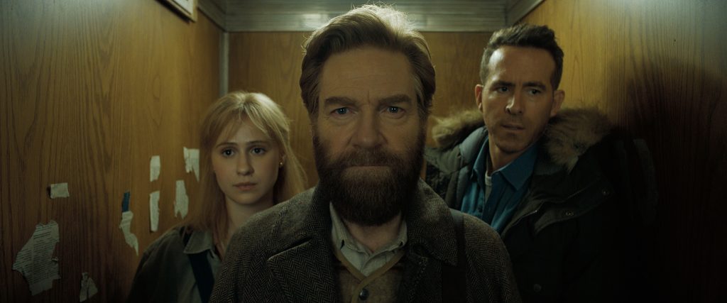 Kenneth Branagh als Nikolai und Ryan Reynolds als Troy im Apple-TV-Film Mayday