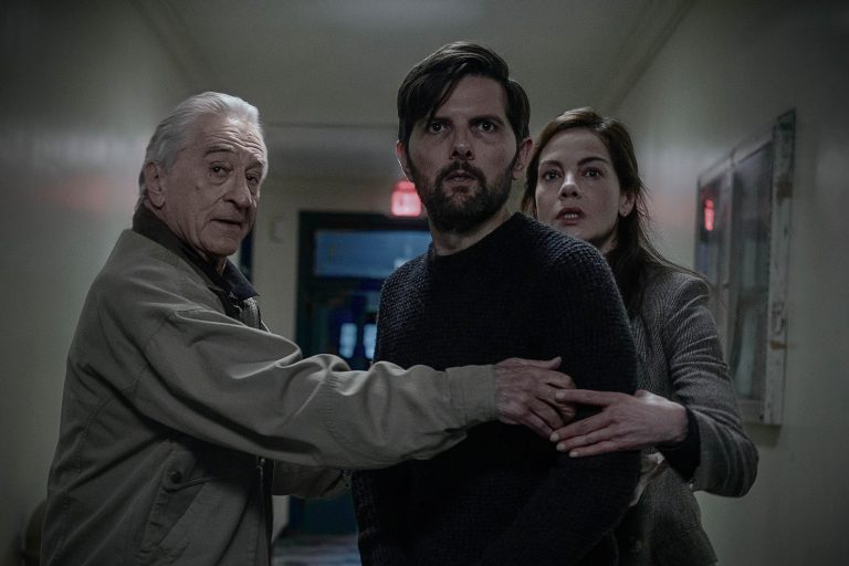 Der neue Netflix-Thriller „Der Kinderflüsterer“ überzeugt mit Robert De Niro, düsterer Atmosphäre und starken Vater-Sohn-Konflikten. Wer der Täter ist und was das rätselhafte Ende bedeutet.