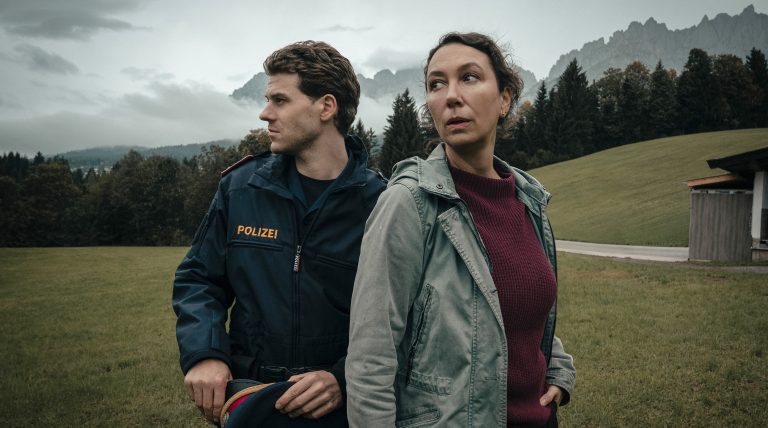 Die Auflösung von „Tiroler Blut – Der erste Schuss“ und meine Kritik: drei Sterne für den Krimi mit Ursula Strauss.