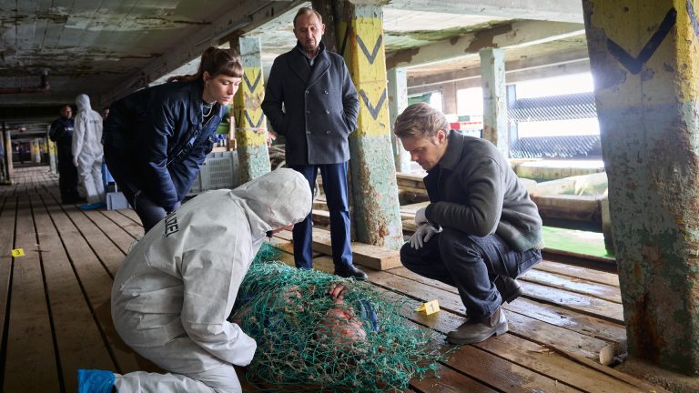 Sophie Pfennigstorf als Jule Zabek und Hannah Schiller als Ella Brodersen in Stralsund – Dunkle Tiefen