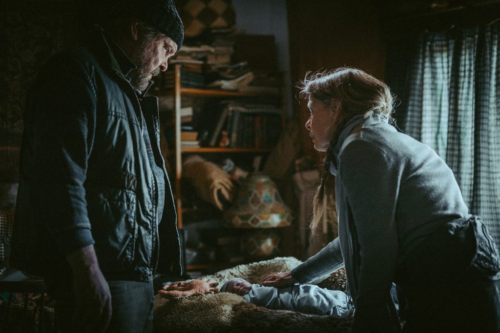 Soma und Ben Sandmann im nebligen Watt in der Mystery-Serie „Die Düsteren“.