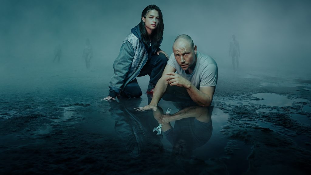 Soma und Ben Sandmann im nebligen Watt in der Mystery-Serie „Die Düsteren“.